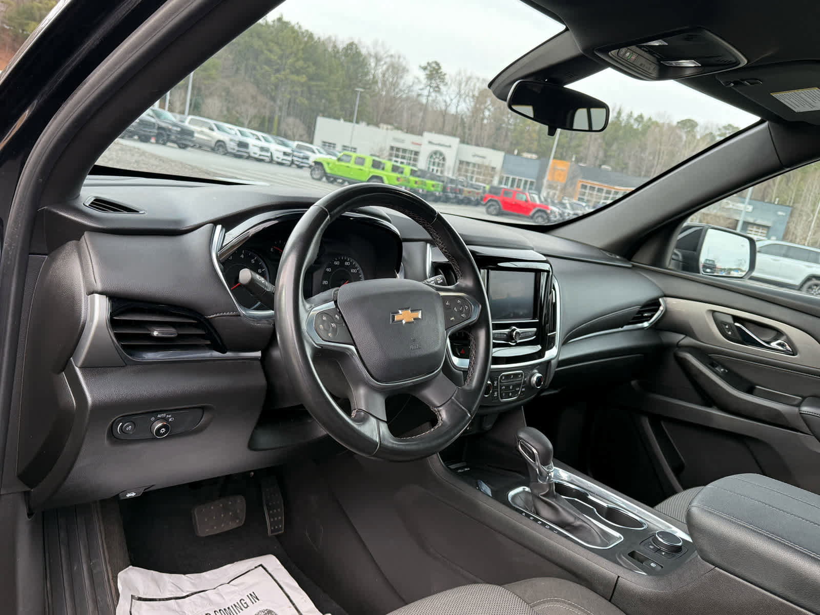 Used 2023 Chevrolet Traverse LT image 16