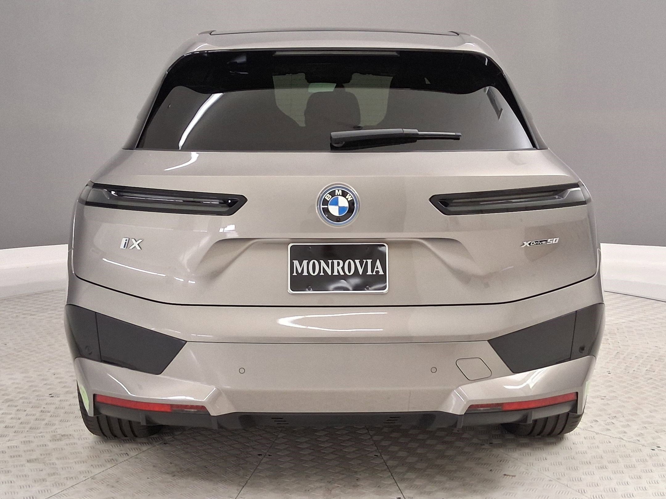 Used 2023 BMW iX xDrive50 w/ Sport Package image 8