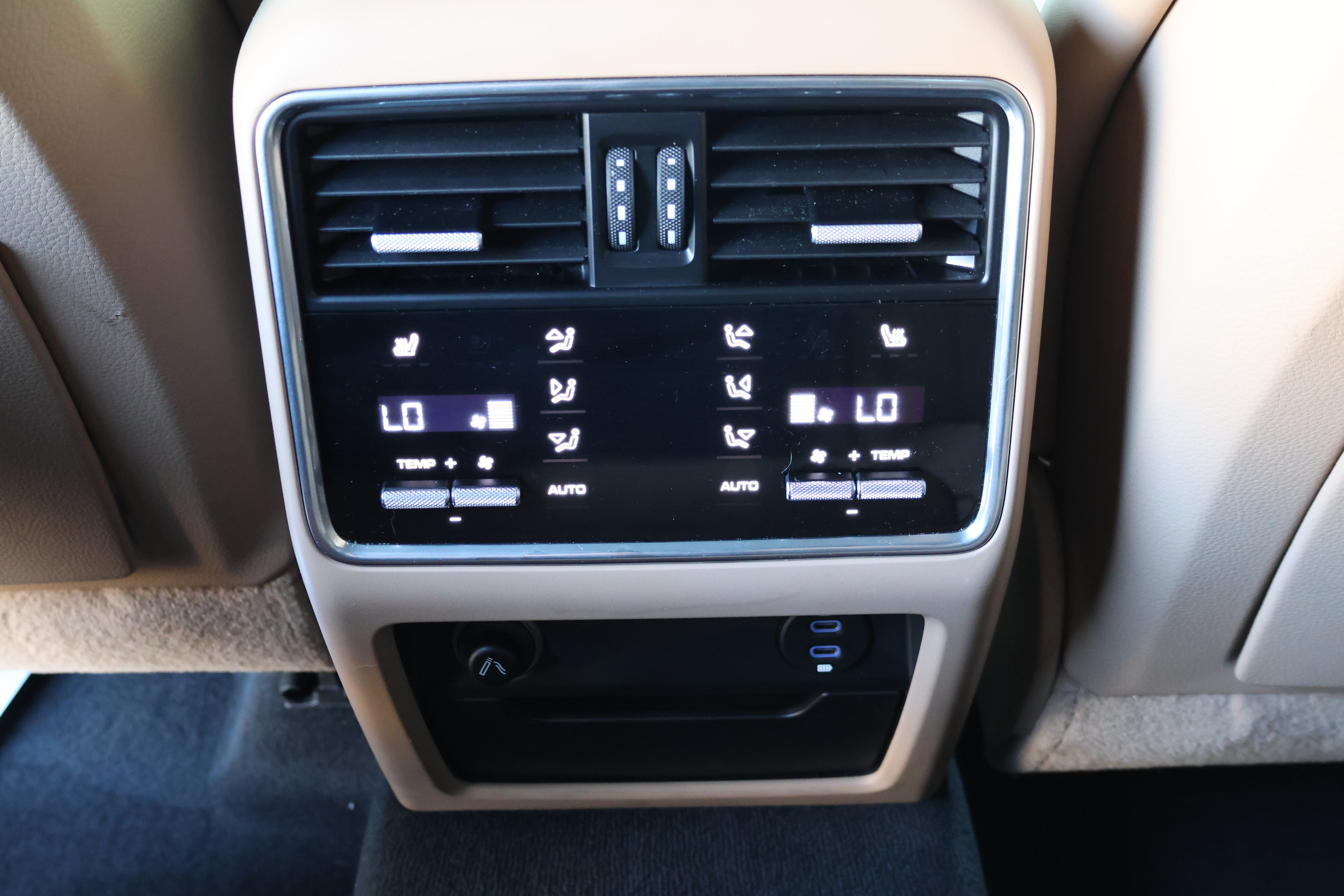 Used 2023 Porsche Cayenne Platinum Edition AWD/4WD image 18