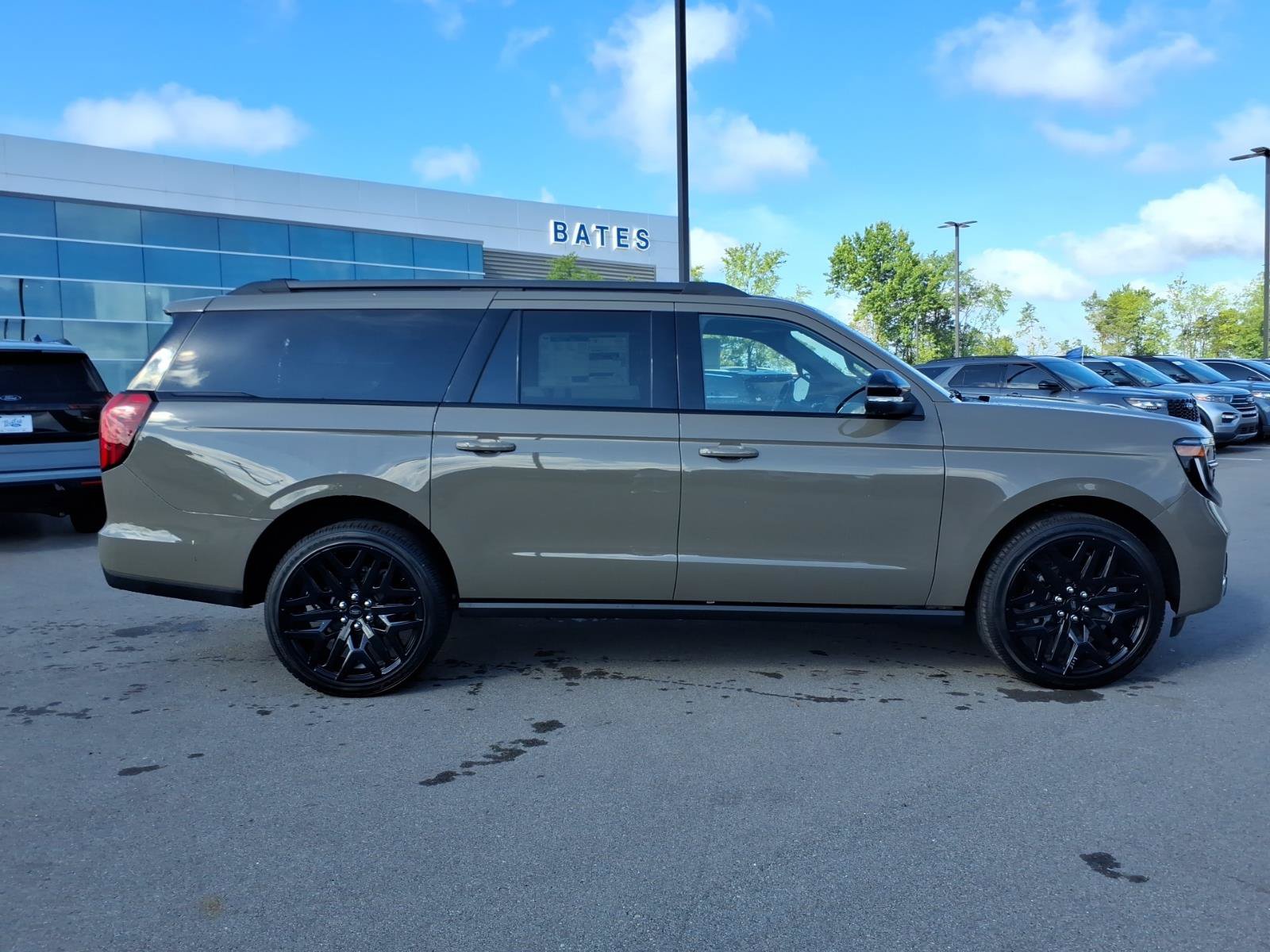 New 2027 Ford Expedition Max Platinum w/ Stealth Performance Package AWD/4WD image 2