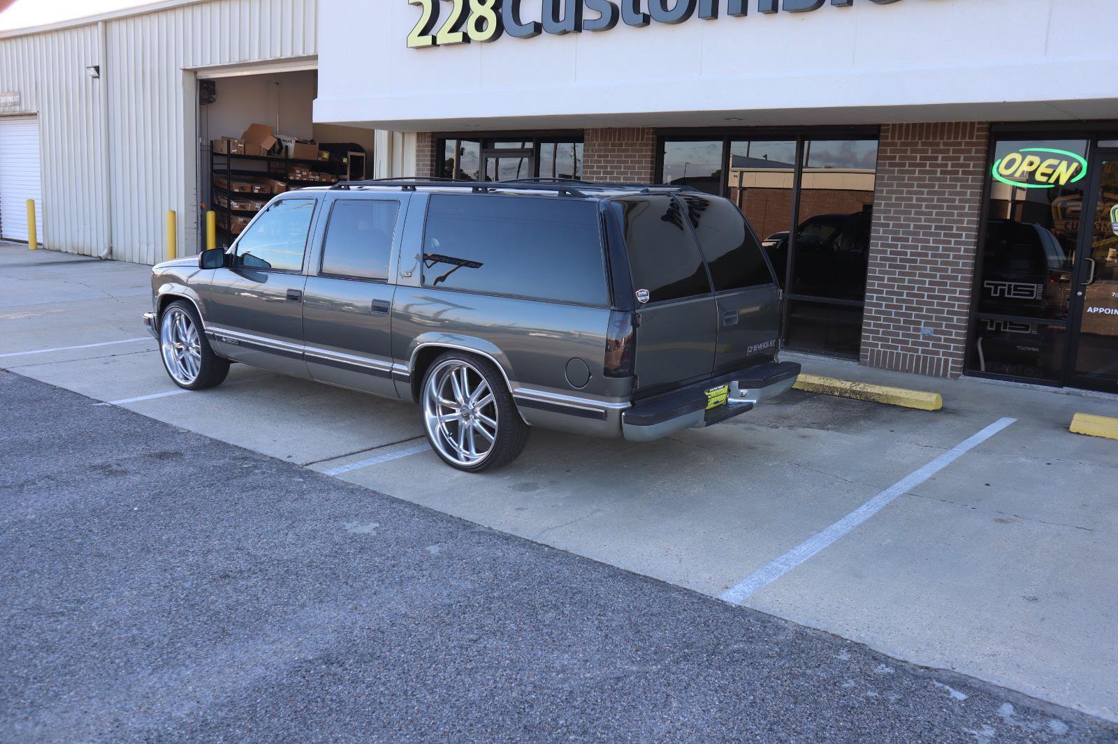 Used 1999 Chevrolet Suburban 2WD w/ Preferred Equipment Group 3 image 3