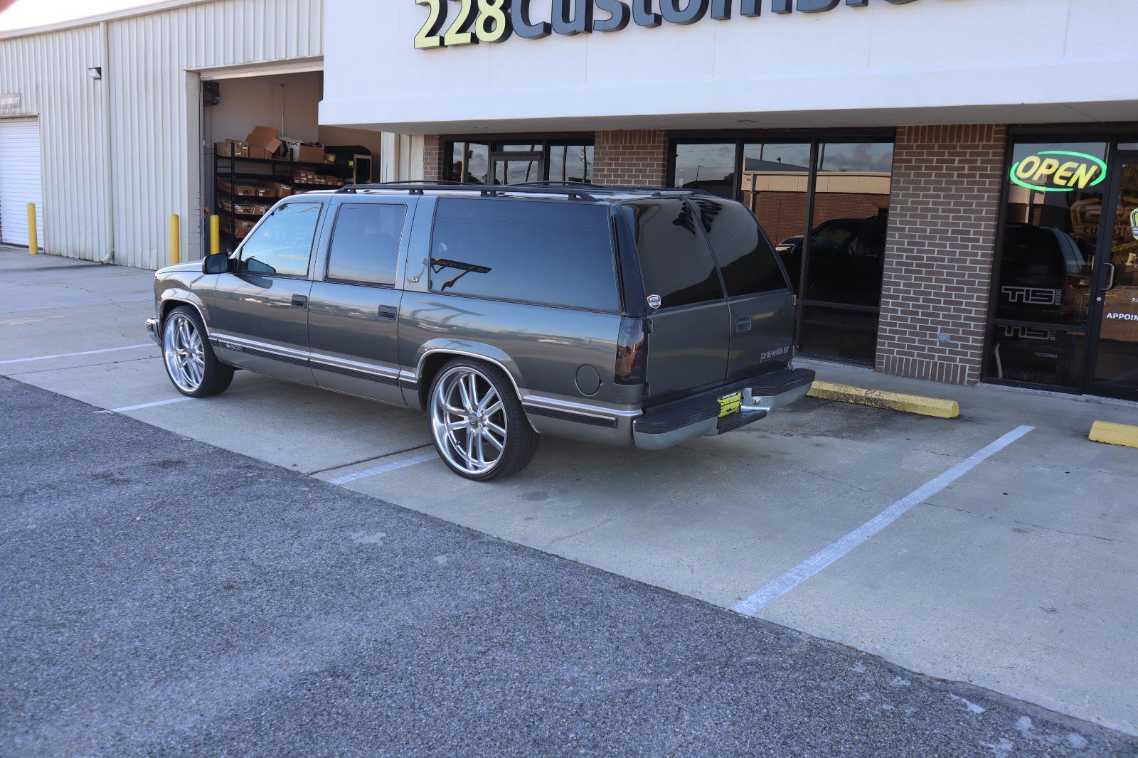 Used 1999 Chevrolet Suburban 2WD w/ Preferred Equipment Group 3 image 3