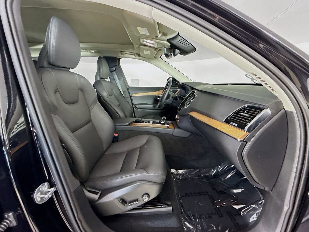Certified 2025 Volvo XC90 B6 Plus image 30