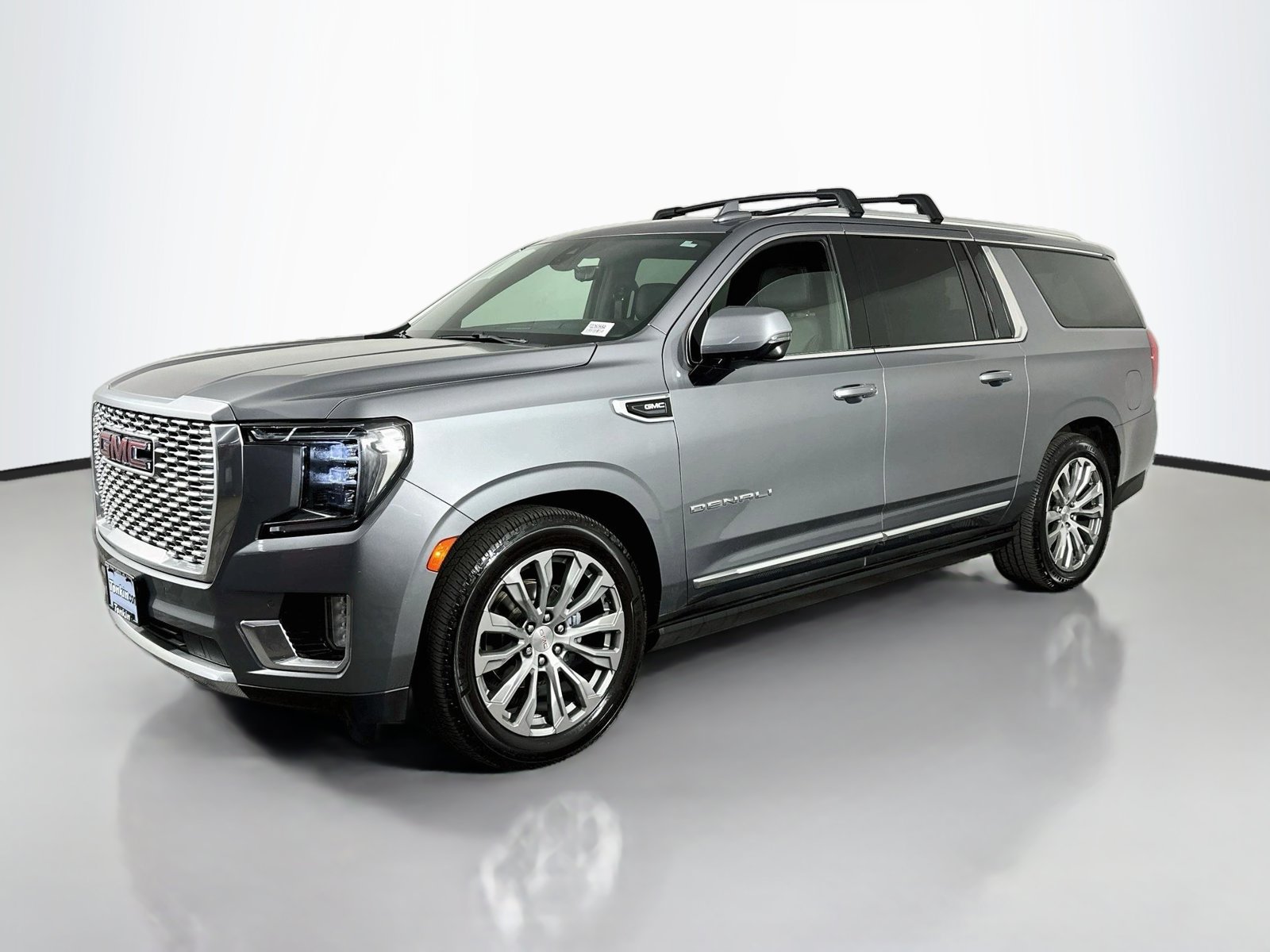 Used 2021 GMC Yukon XL Denali w/ Denali Ultimate Package AWD/4WD image 3
