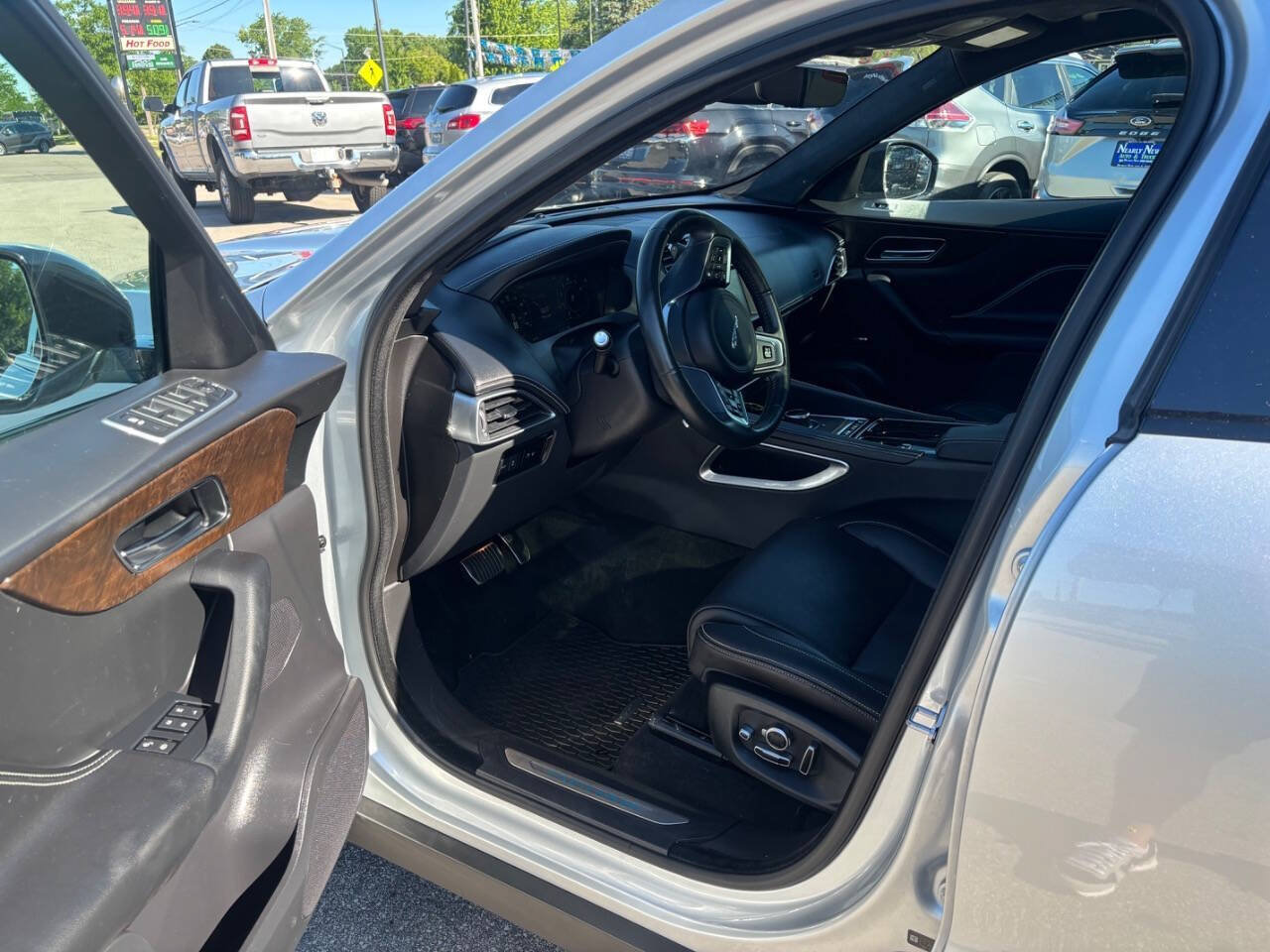 Used 2019 Jaguar F-PACE R-Sport AWD/4WD image 9