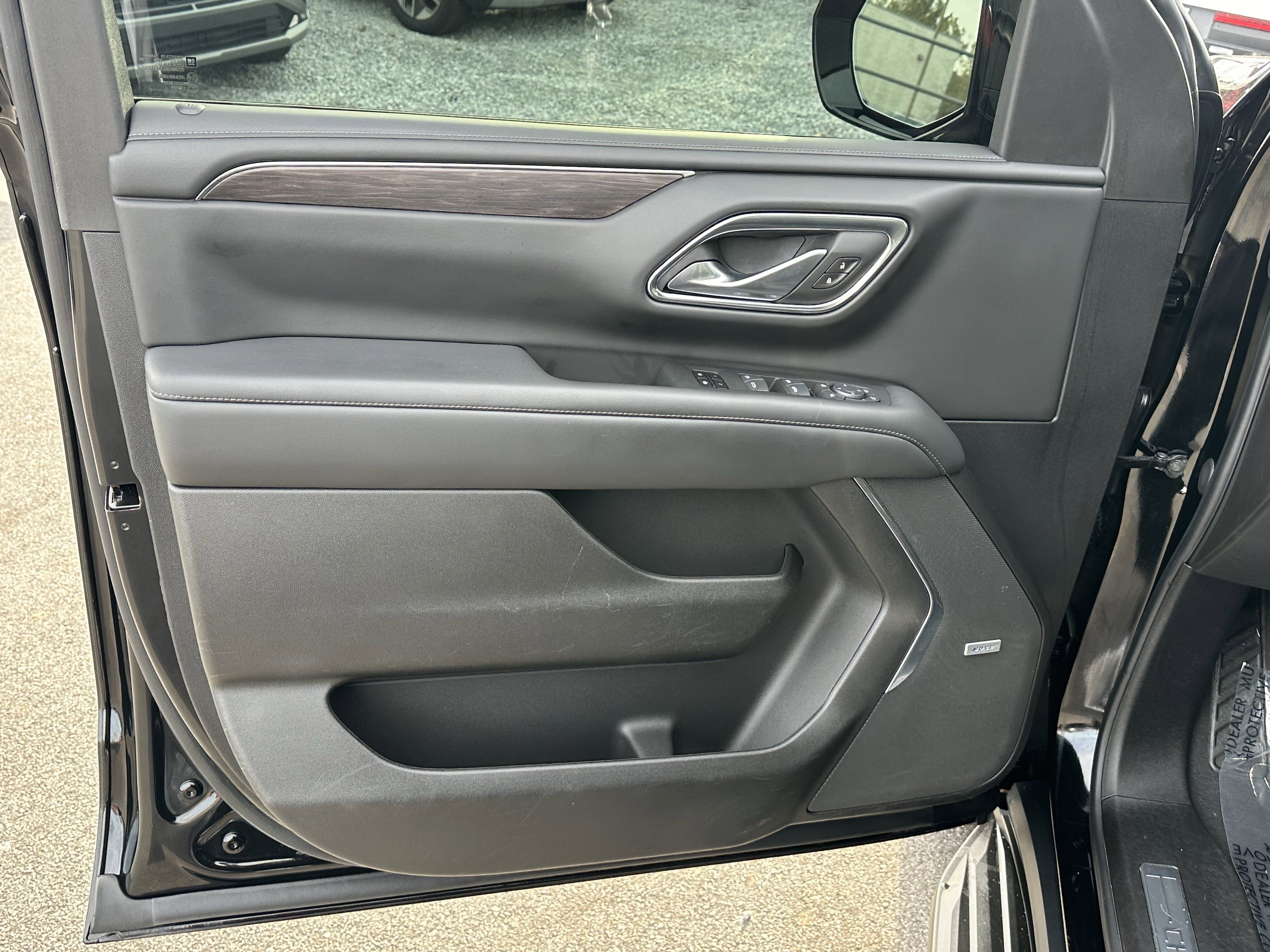 Used 2024 Chevrolet Suburban LT w/ Luxury Package image 13