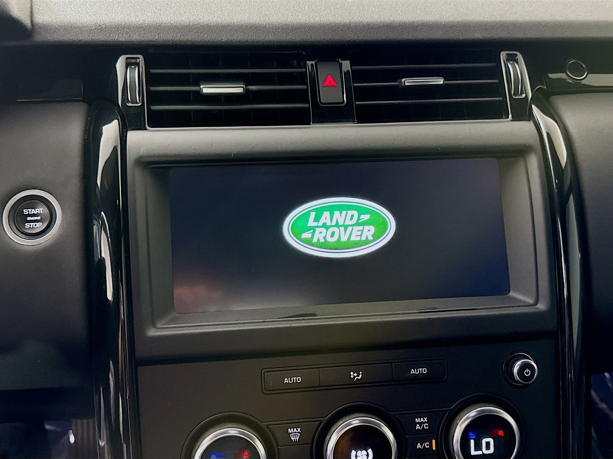 Used 2019 Land Rover Discovery SE AWD/4WD image 18