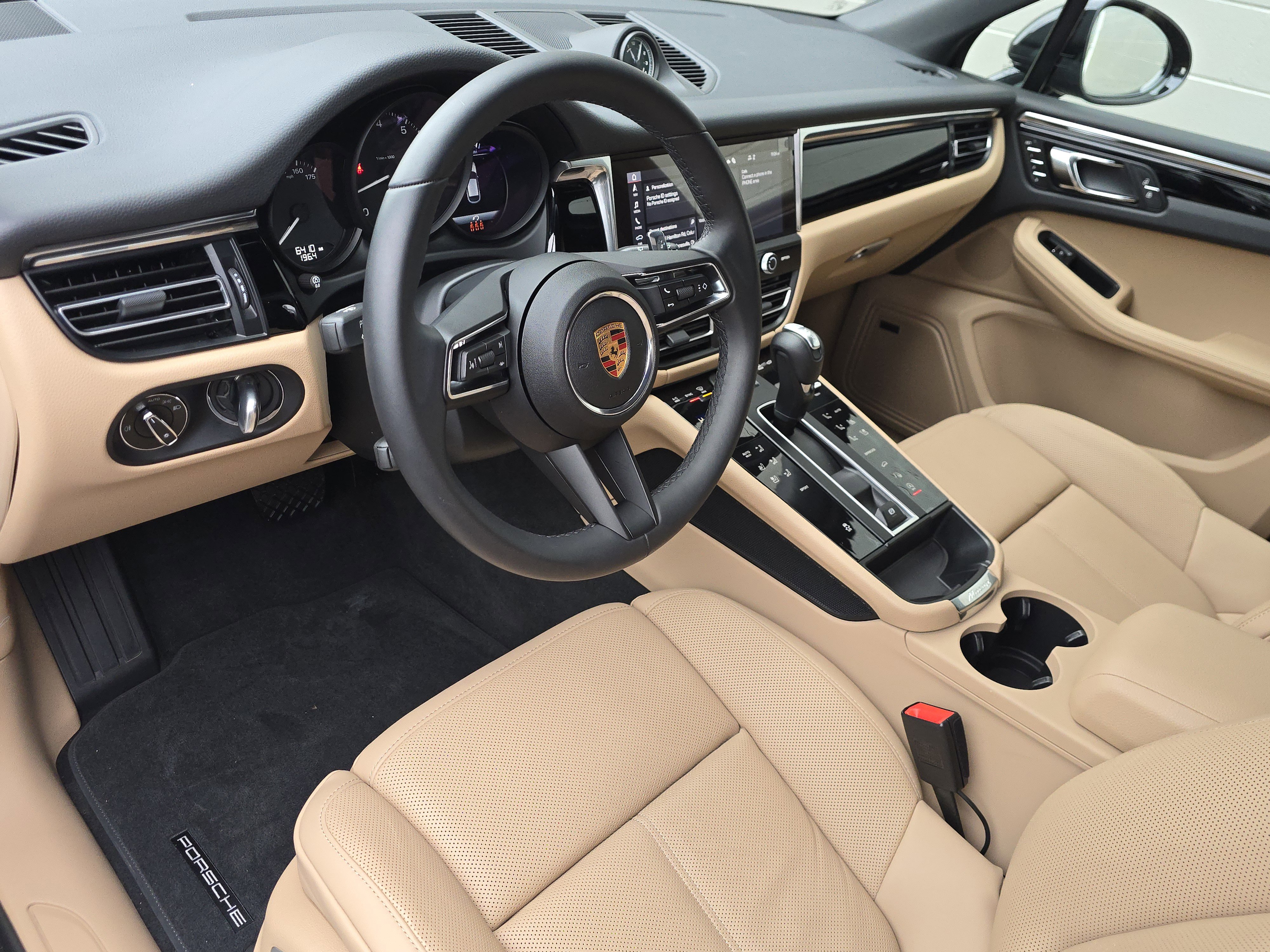 Certified 2025 Porsche Macan image 4