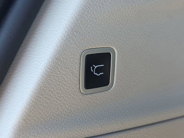 Used 2024 Chrysler Pacifica Touring-L image 9