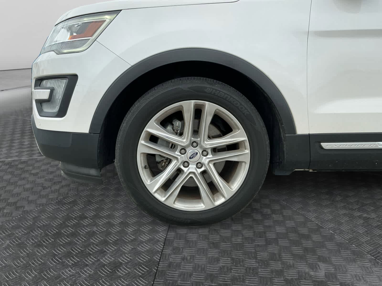 Used 2017 Ford Explorer XLT w/ Equipment Group 202A FWD image 13