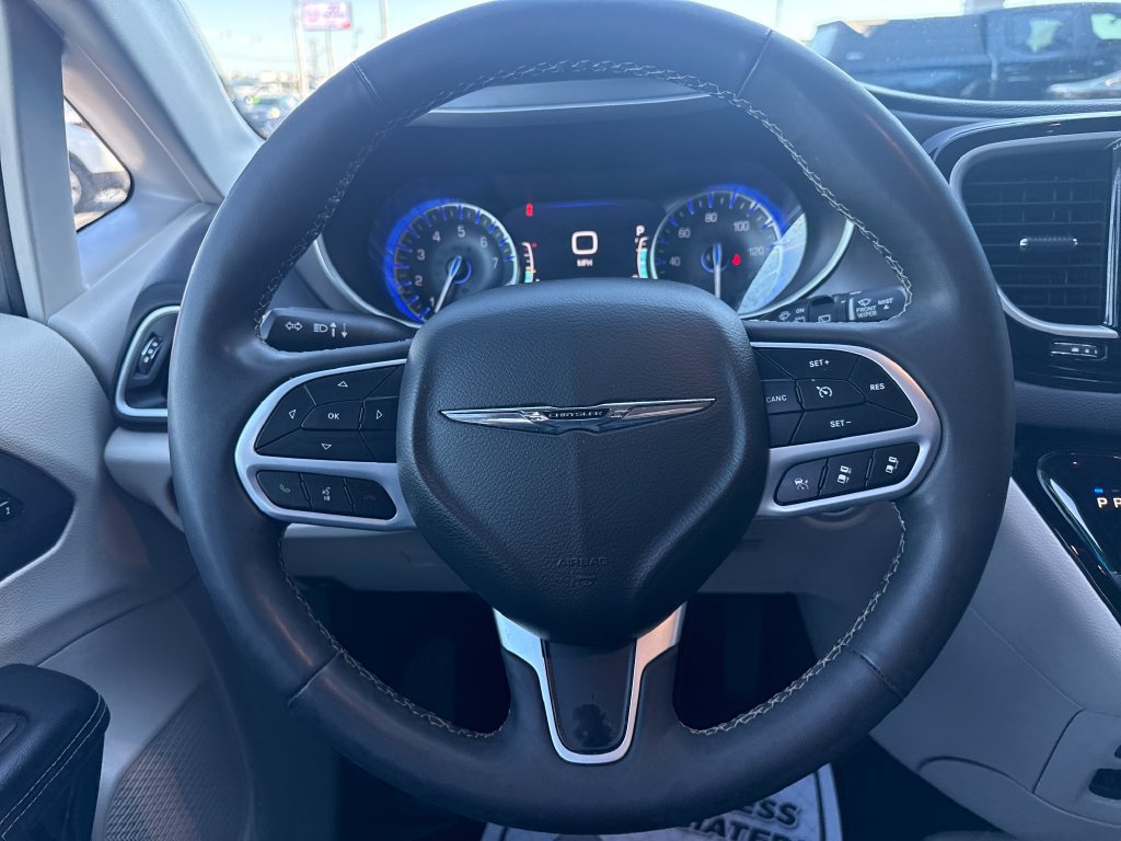 Used 2023 Chrysler Pacifica Touring-L FWD image 17