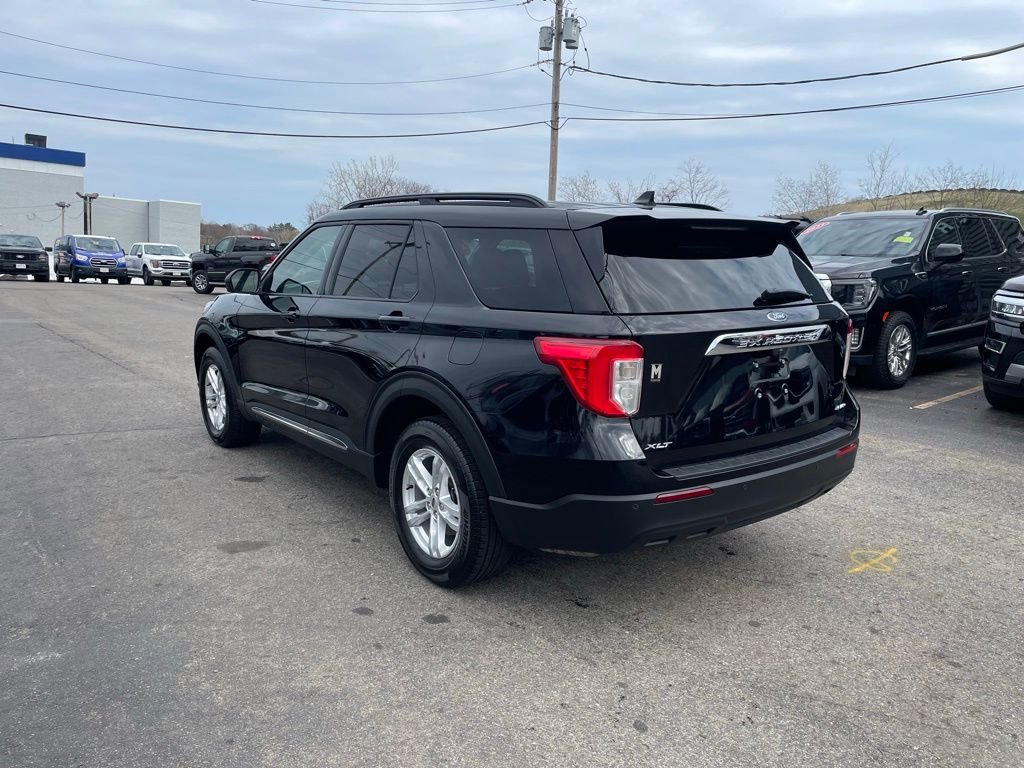 Used 2022 Ford Explorer XLT image 3