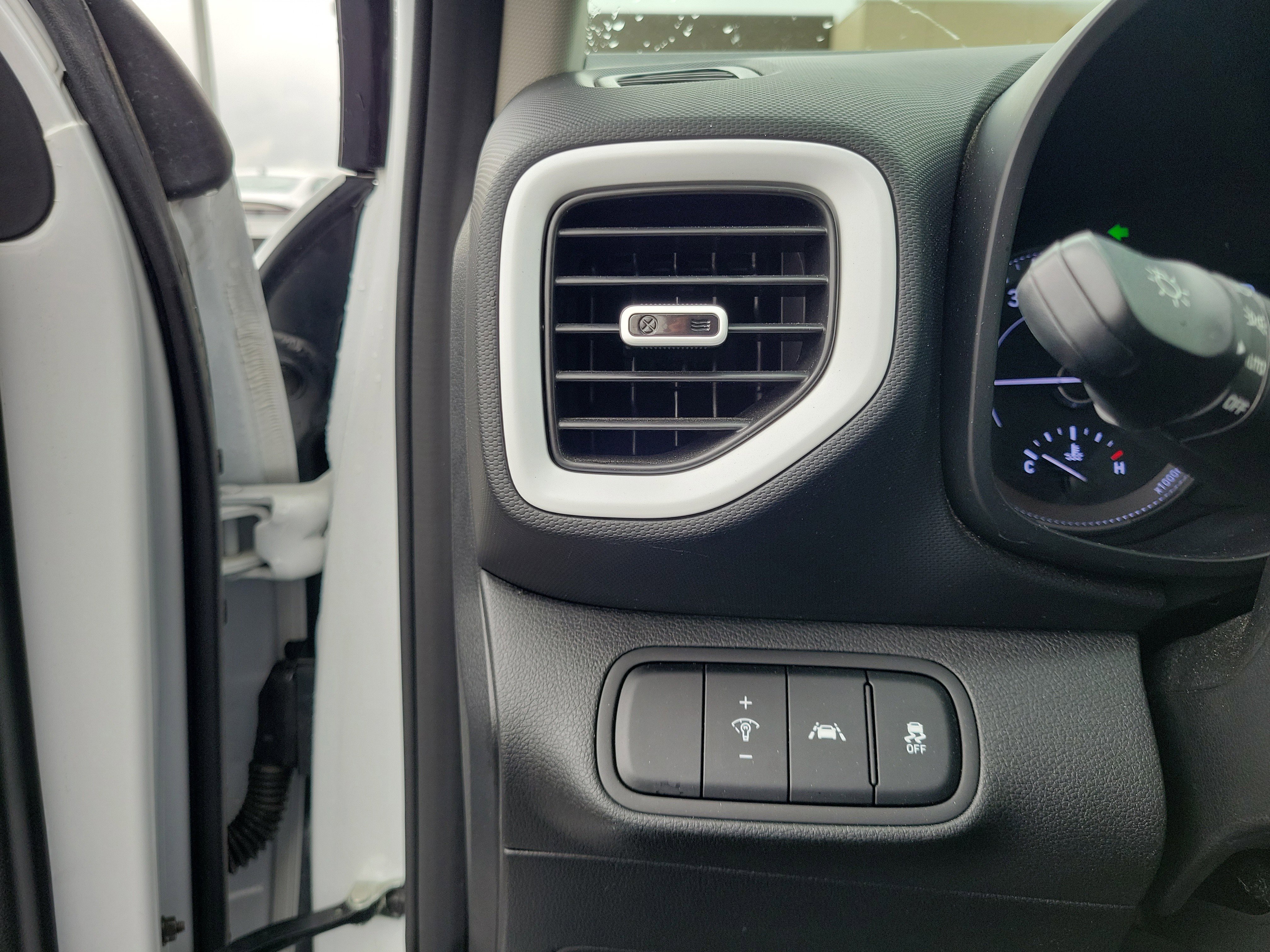 Used 2022 Hyundai Venue Limited FWD image 25