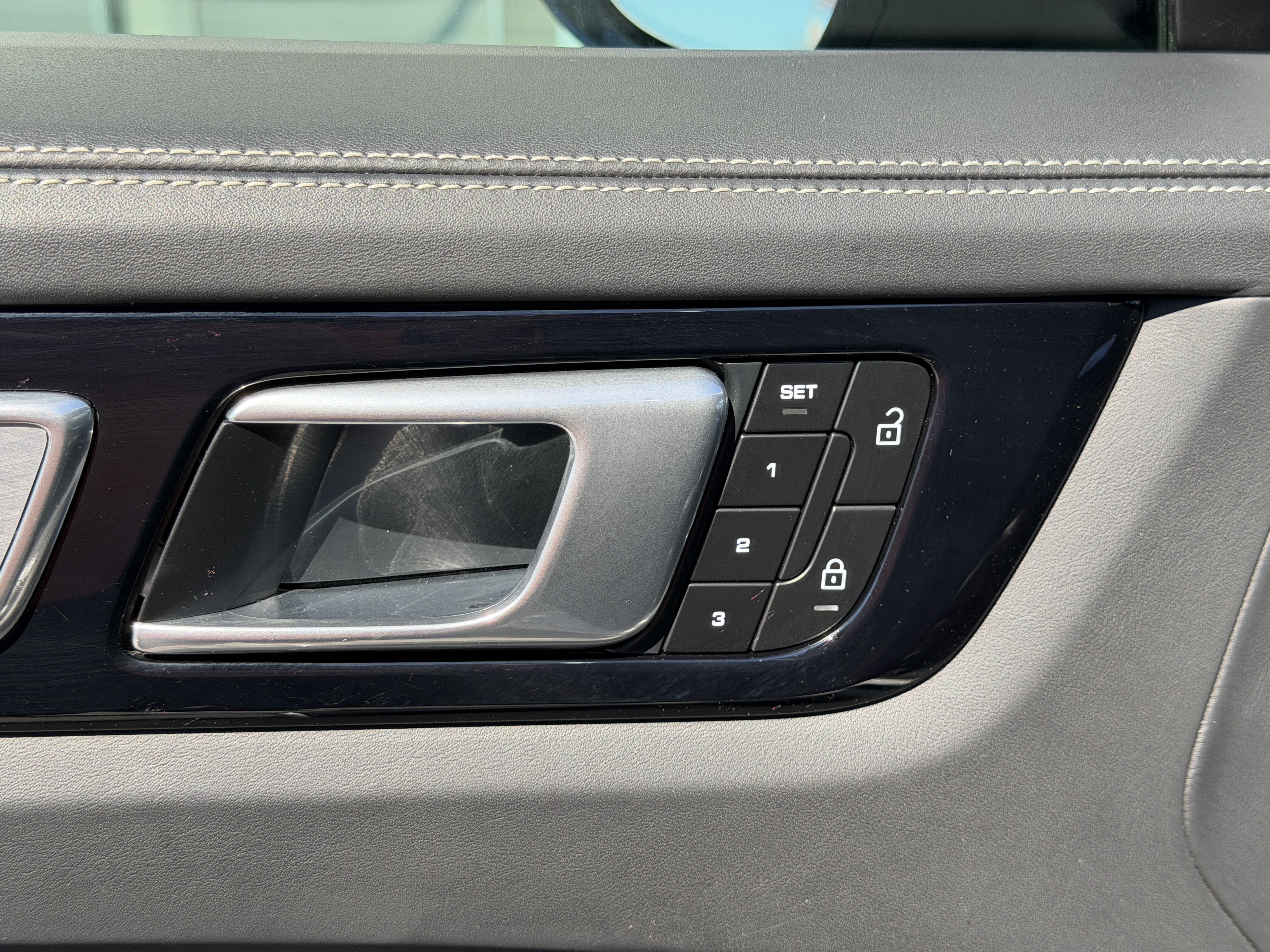 Certified 2022 Porsche Cayenne Turbo S AWD/4WD image 24