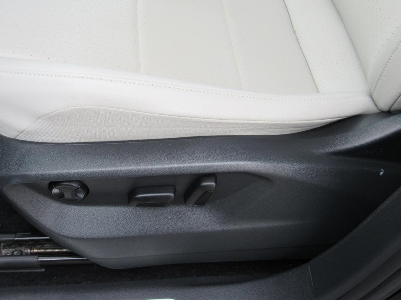 Used 2021 Volkswagen Tiguan SE R-Line image 13