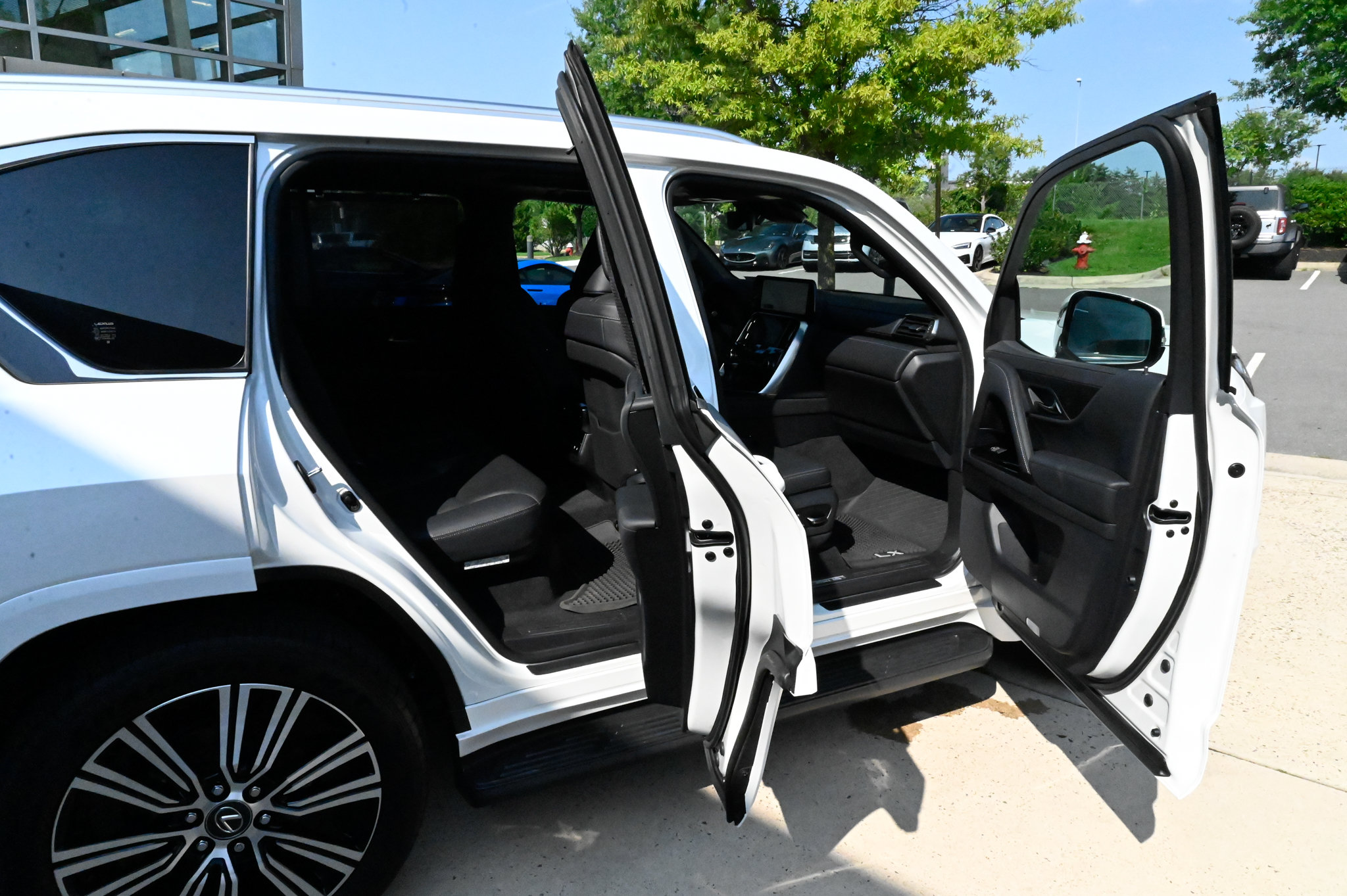 Used 2025 Lexus LX 600 4WD w/ Accessory Package (2T) image 56
