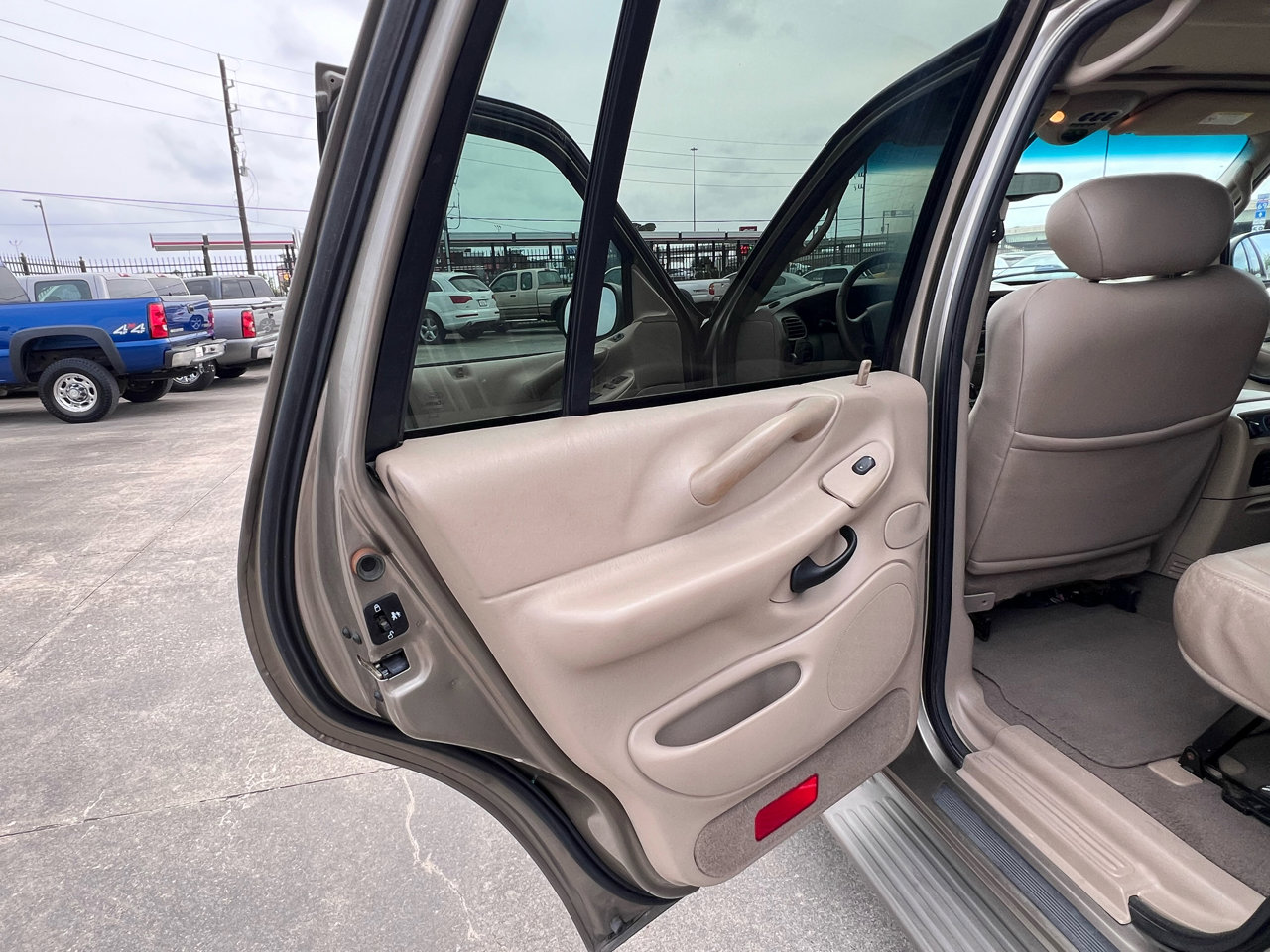 Used 2002 Ford Expedition Eddie Bauer image 33