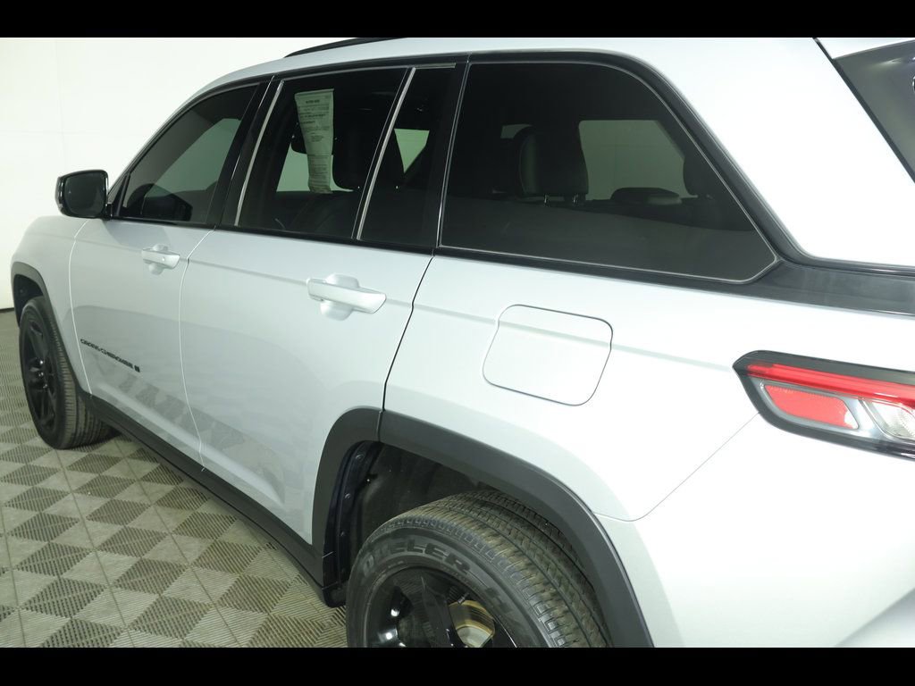 Used 2024 Jeep Grand Cherokee Altitude image 15
