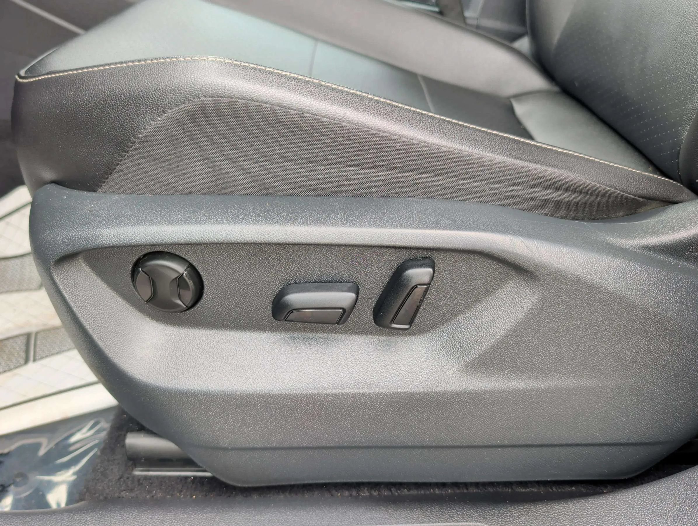 Used 2021 Volkswagen Tiguan SE FWD image 14