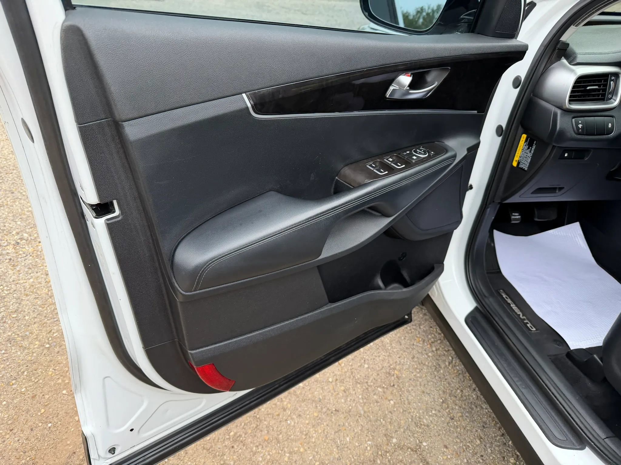 Used 2017 Kia Sorento LX w/ LX Convenience Package image 14