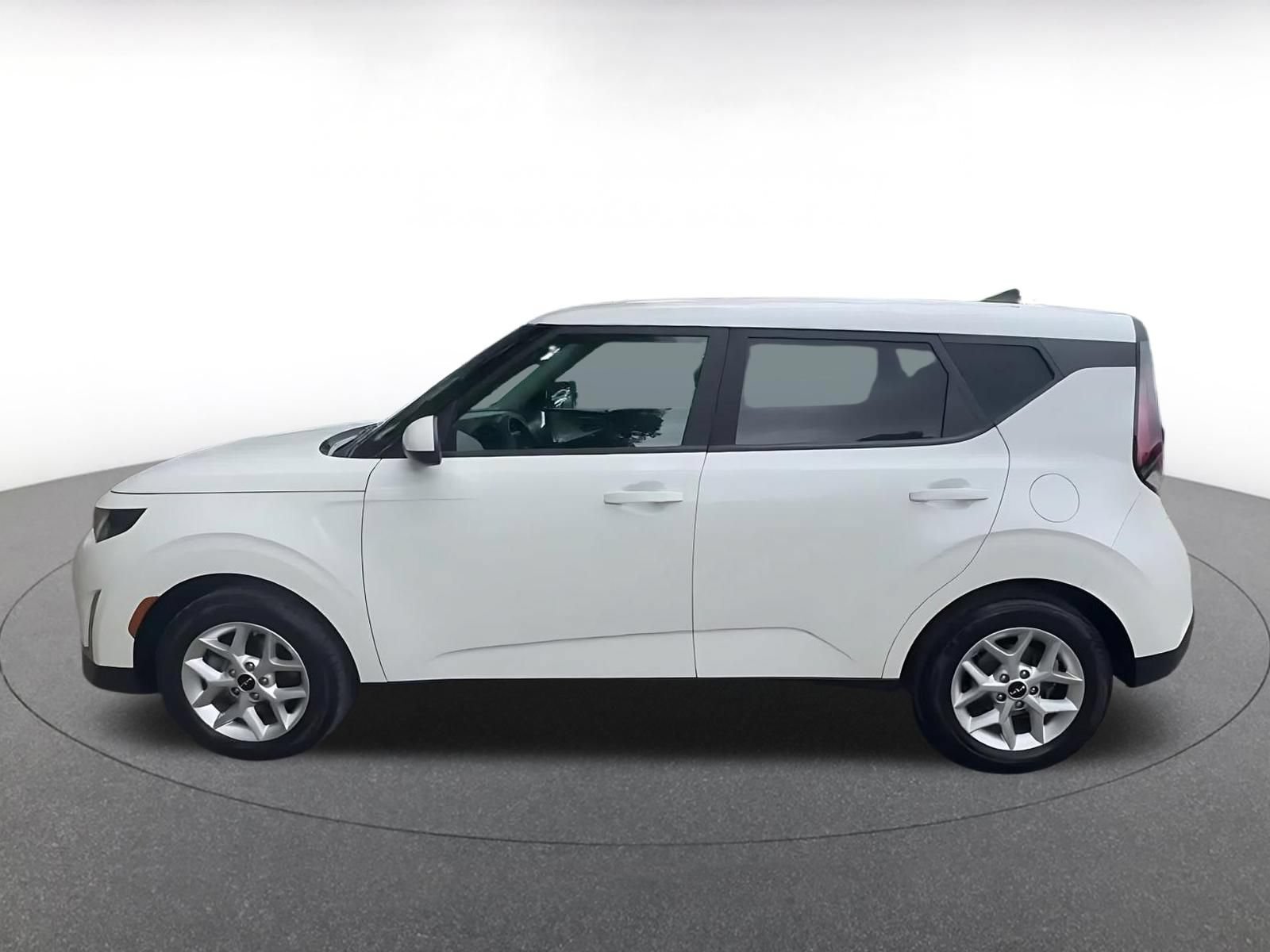 Used 2025 Kia Soul LX w/ LX Technology Package FWD image 9