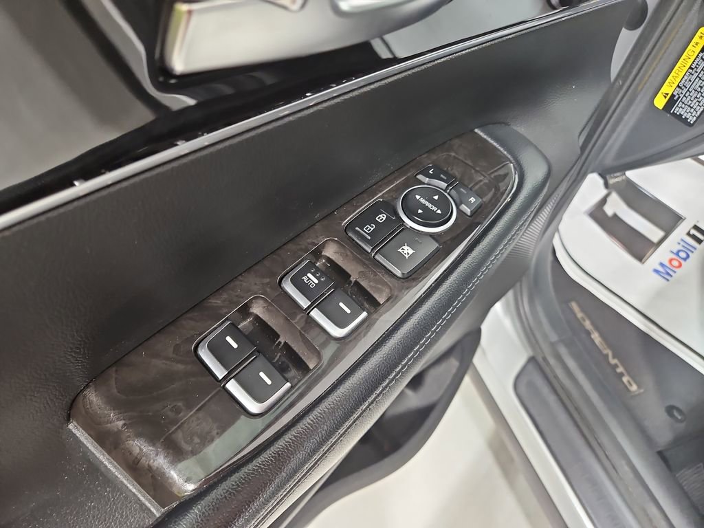 Used 2017 Kia Sorento AWD image 12