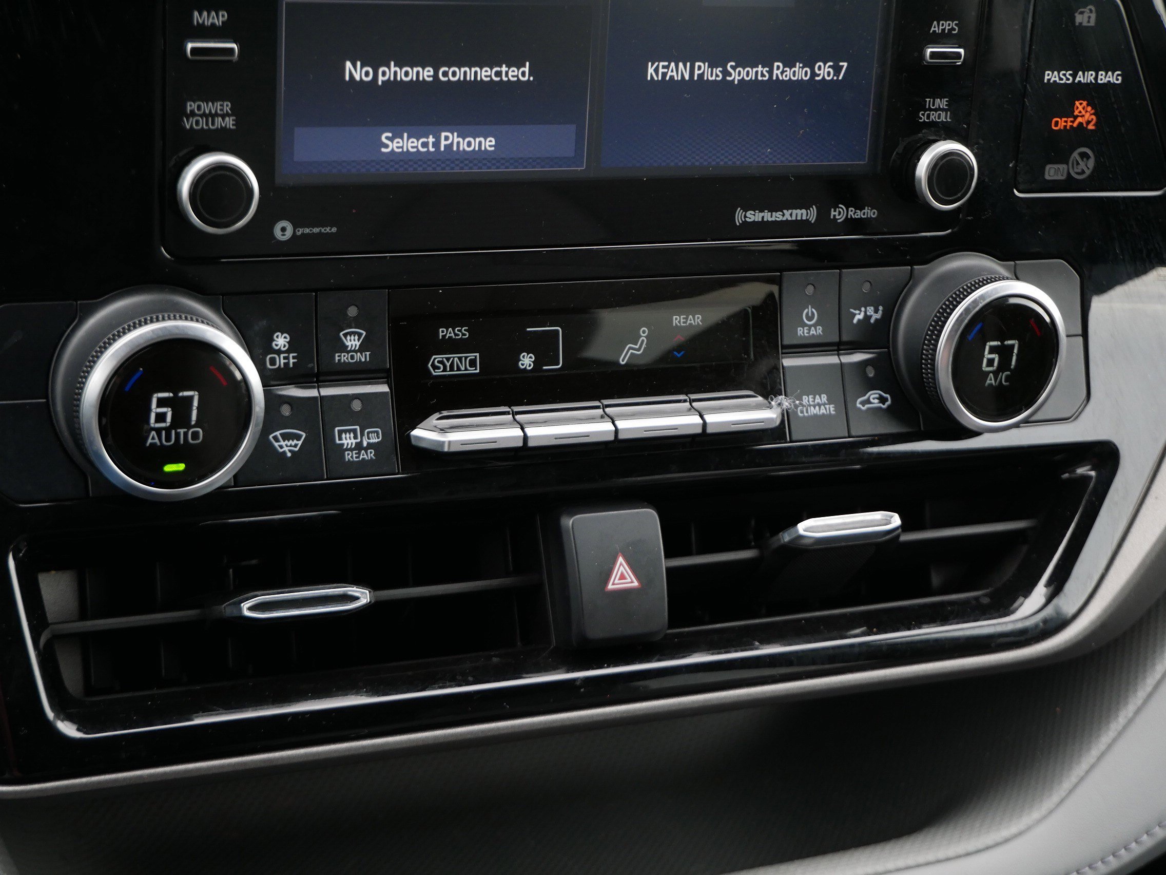 Used 2022 Toyota Highlander LE AWD/4WD image 23