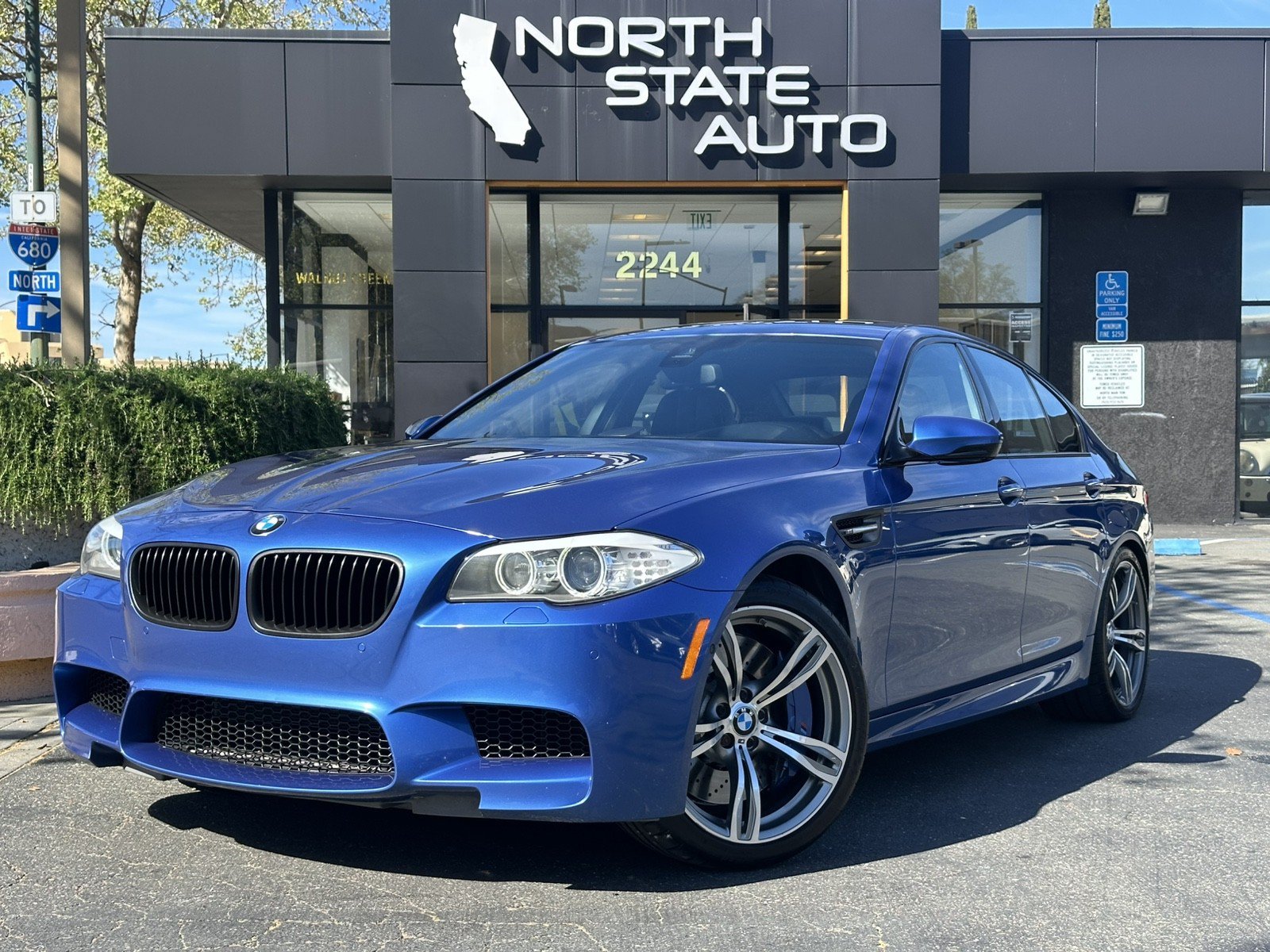 Used 2013 BMW M5 RWD image 2