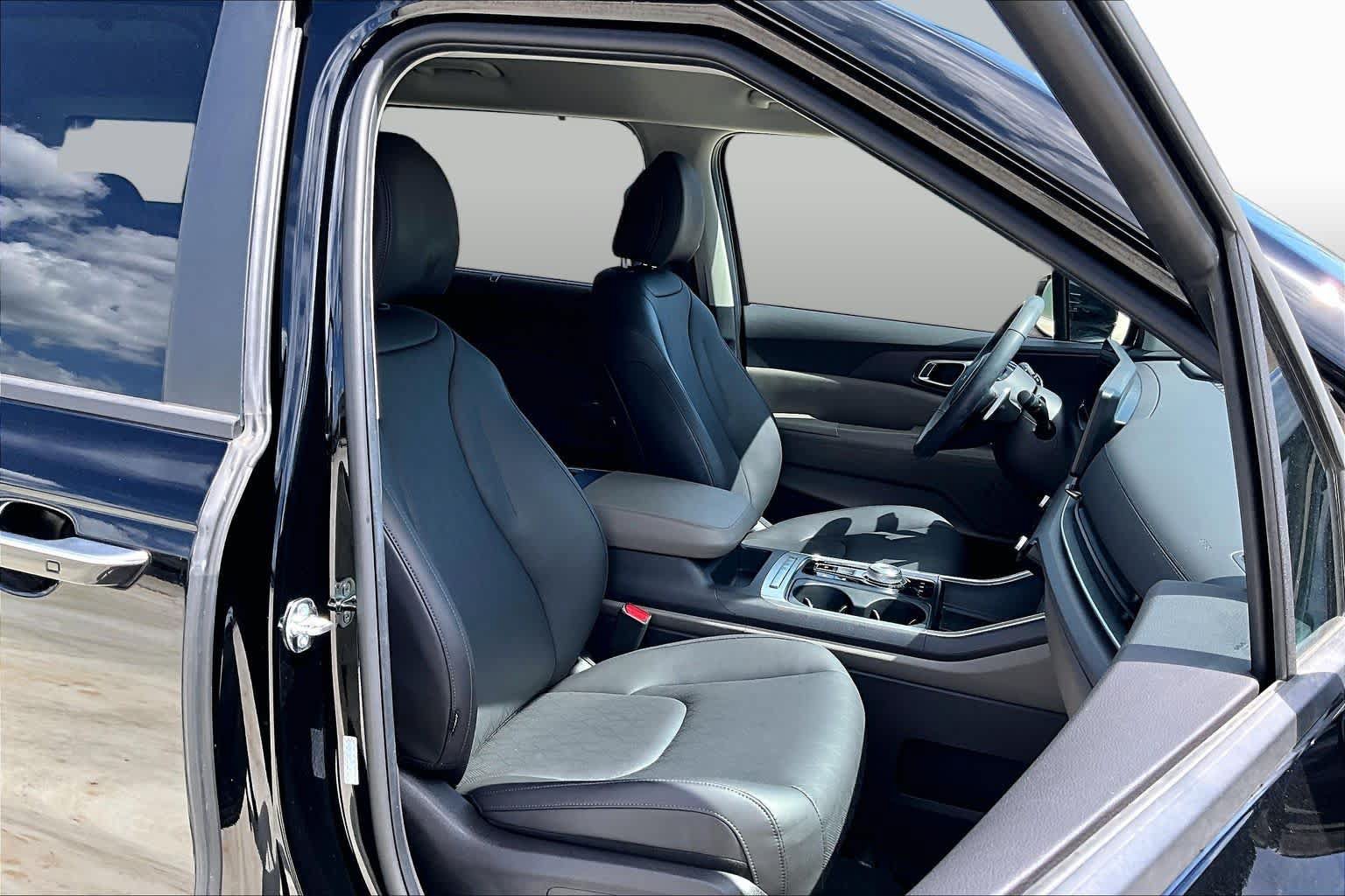 Used 2026 Kia Carnival EX FWD image 9