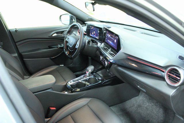 Used 2025 Chevrolet Trax RS w/ Sunroof Package image 10