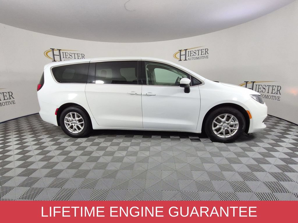 Used 2023 Chrysler Voyager LX FWD image 3