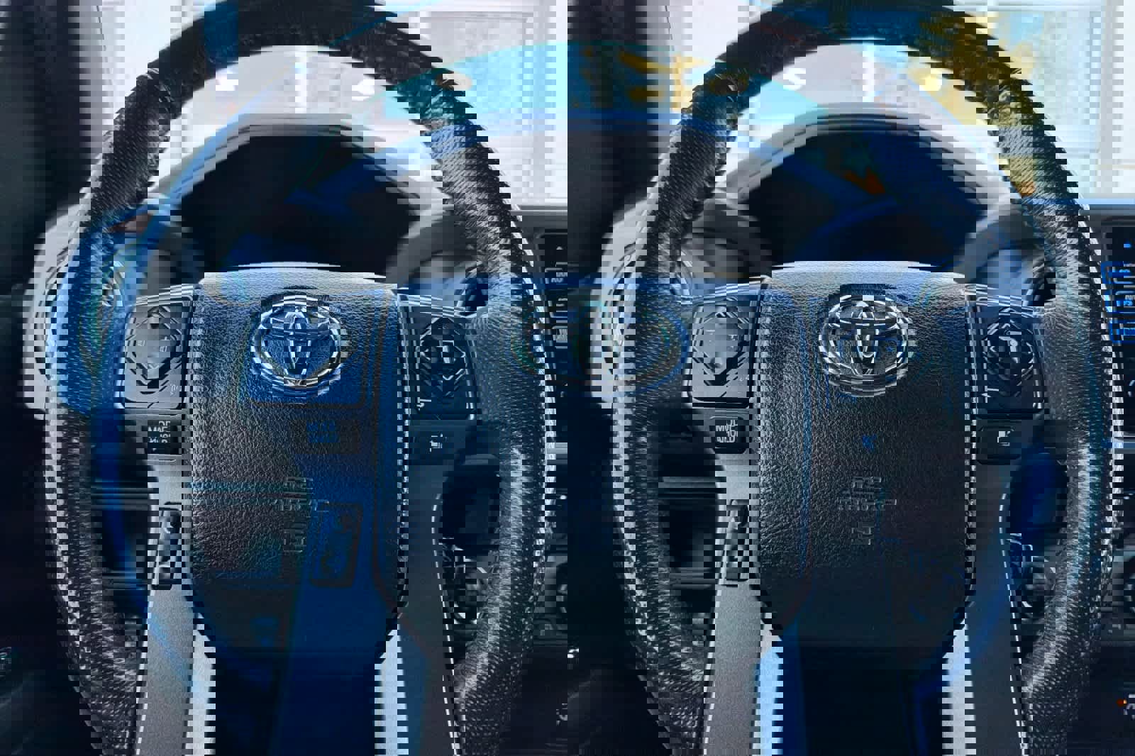 Used 2017 Toyota Tacoma TRD Sport w/ Tow Package (A/T) image 25