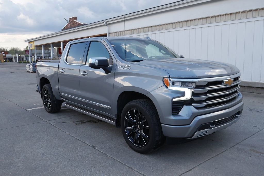Used 2024 Chevrolet Silverado 1500 High Country w/ Technology Package AWD/4WD image 2