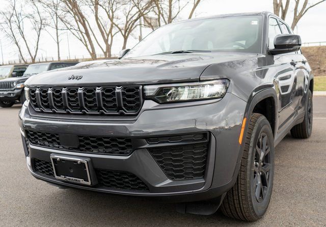New 2026 Jeep Grand Cherokee Laredo image 2