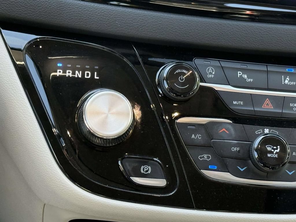 Used 2024 Chrysler Pacifica Touring-L FWD image 22