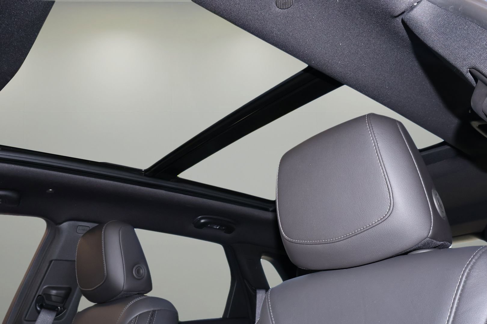 Certified 2025 Cadillac XT5 Premium Luxury image 28