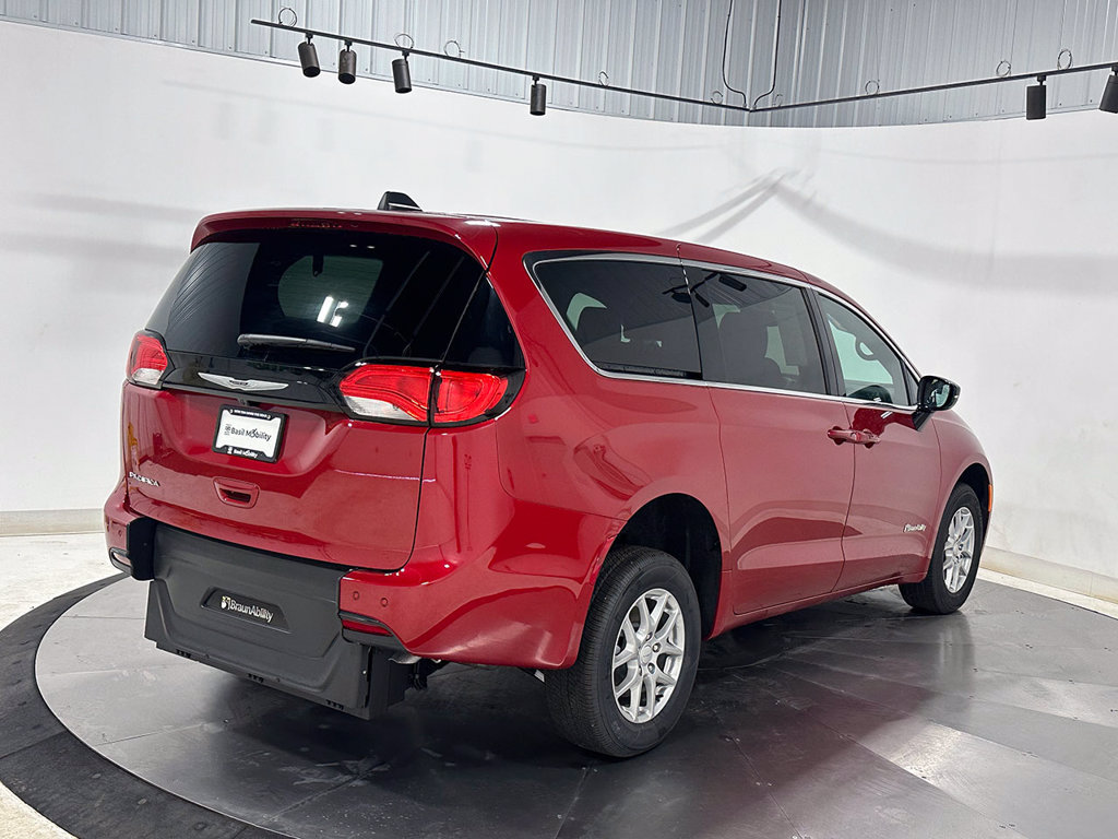Used 2027 Chrysler Pacifica LX FWD image 6