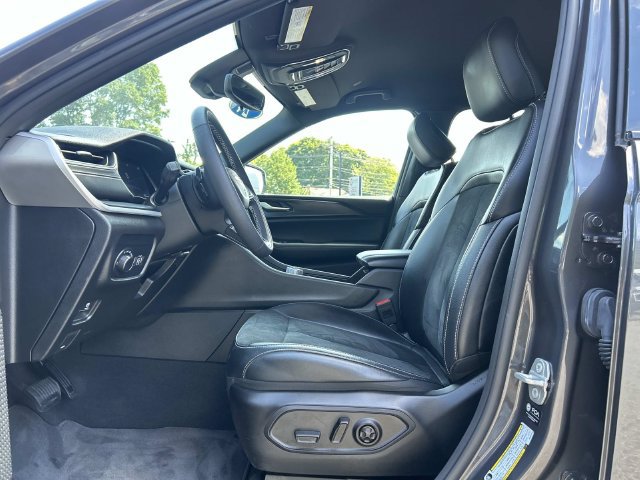 Used 2024 Jeep Grand Cherokee Altitude AWD/4WD image 14
