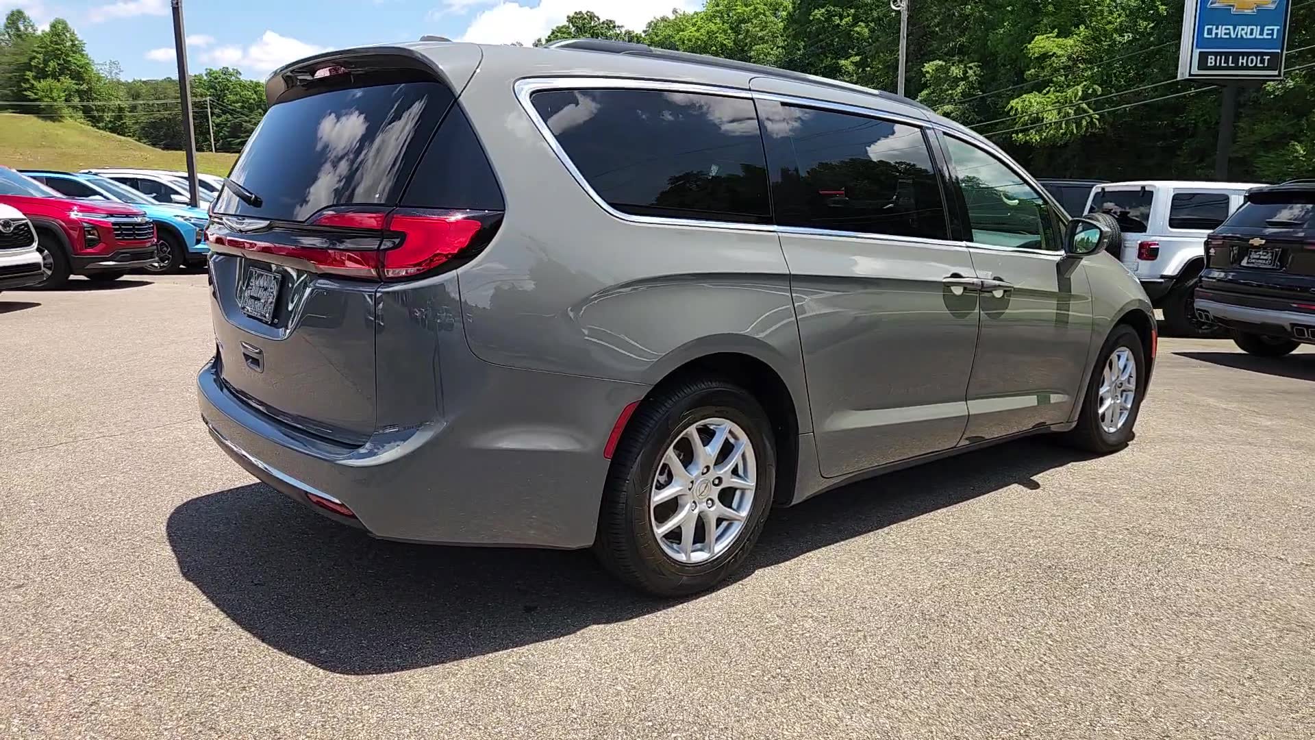 Used 2022 Chrysler Pacifica Touring-L FWD image 5