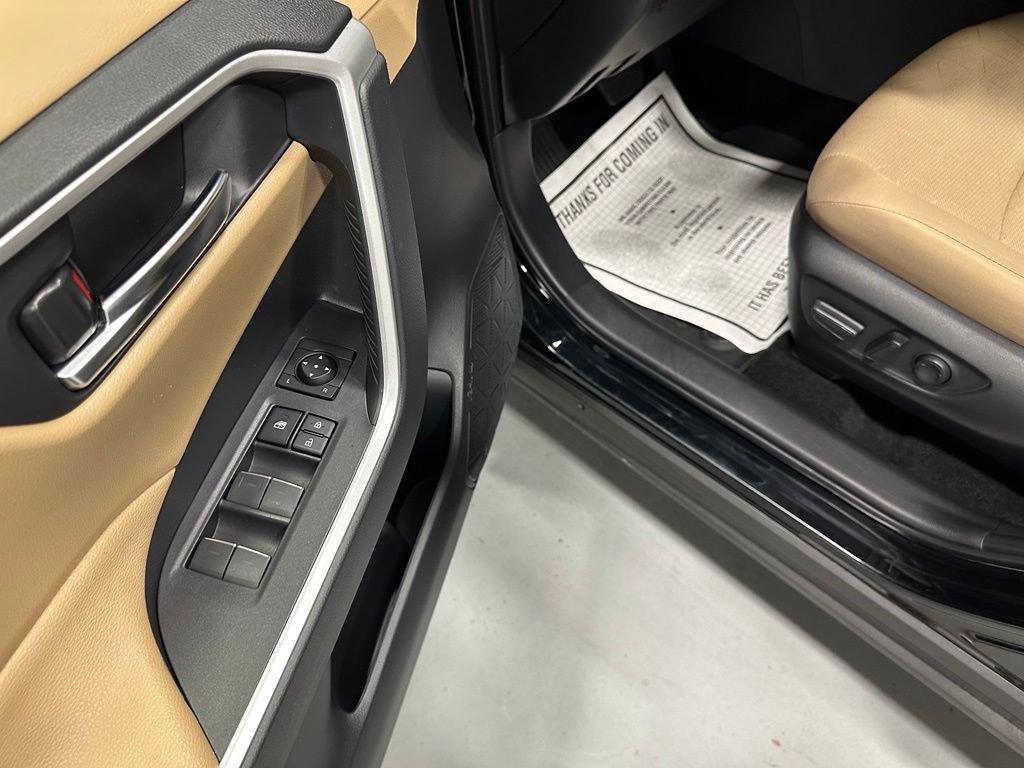 Used 2025 Toyota RAV4 XLE AWD/4WD image 9