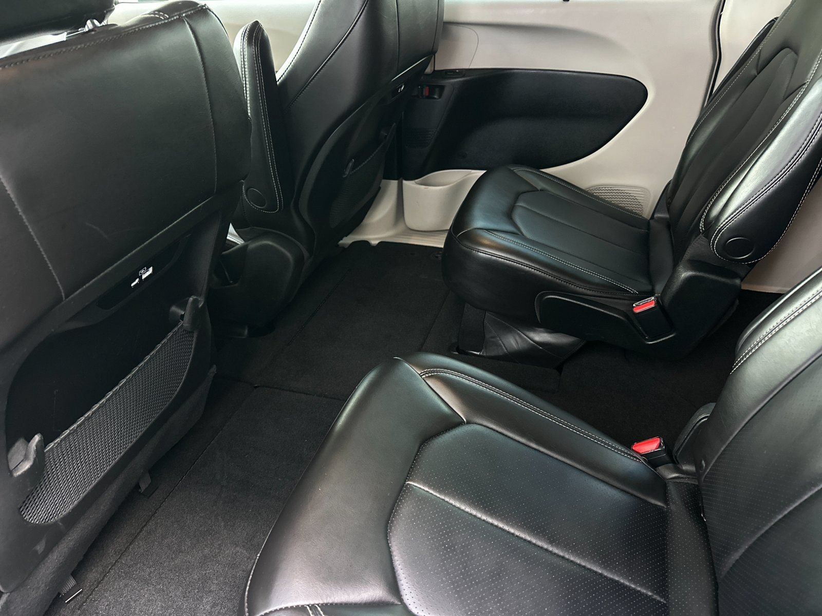 Used 2023 Chrysler Pacifica Touring-L FWD image 11