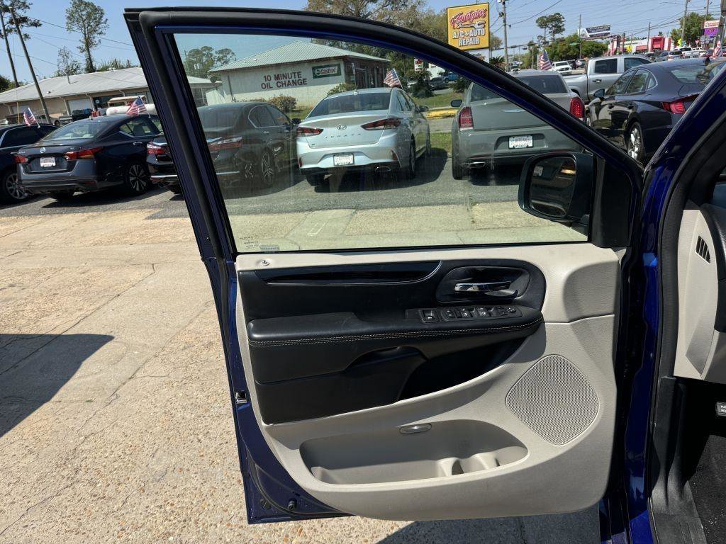Used 2020 Dodge Grand Caravan SXT image 13