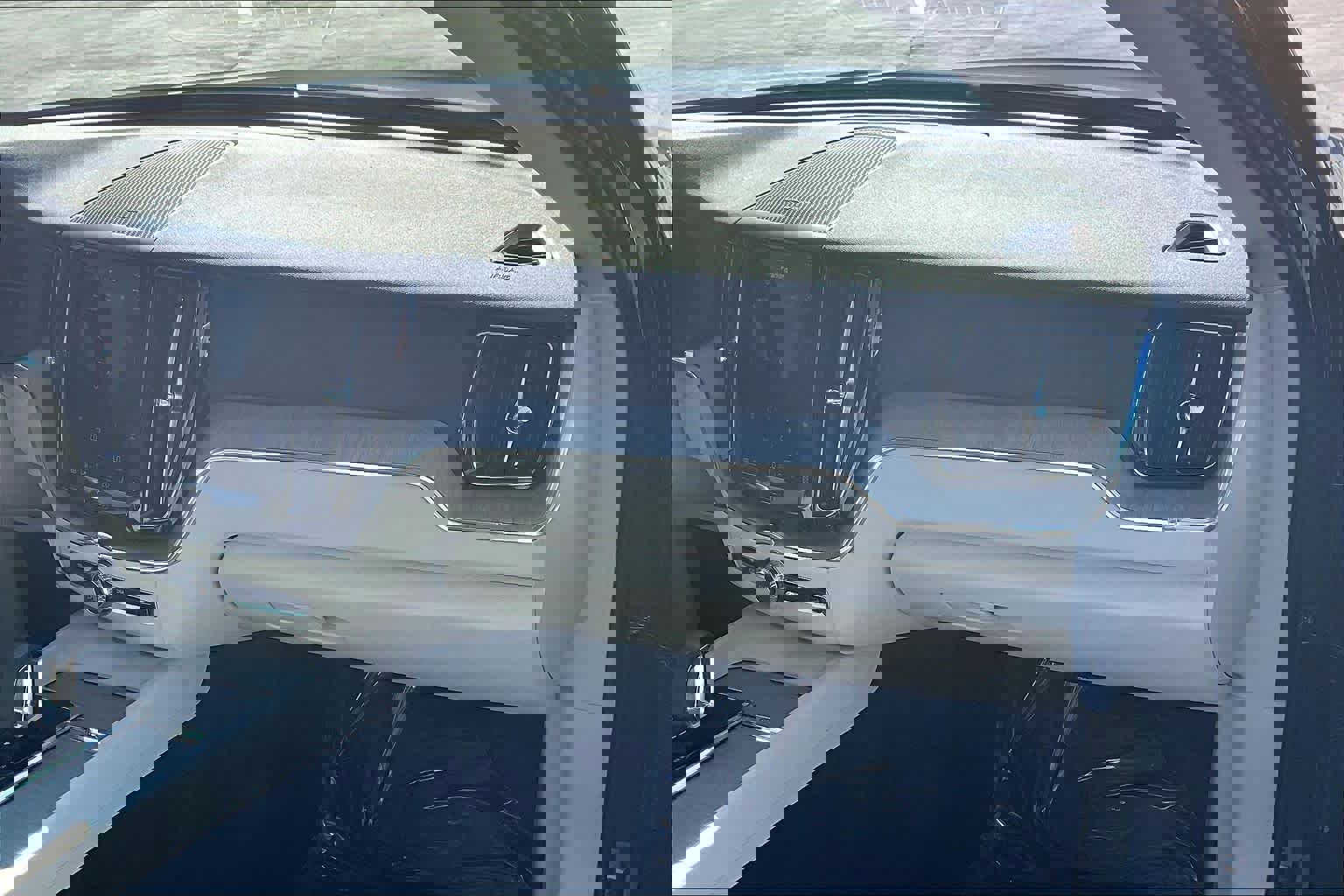 Used 2023 Volvo XC60 T8 Plus w/ Protection Package Premier image 19