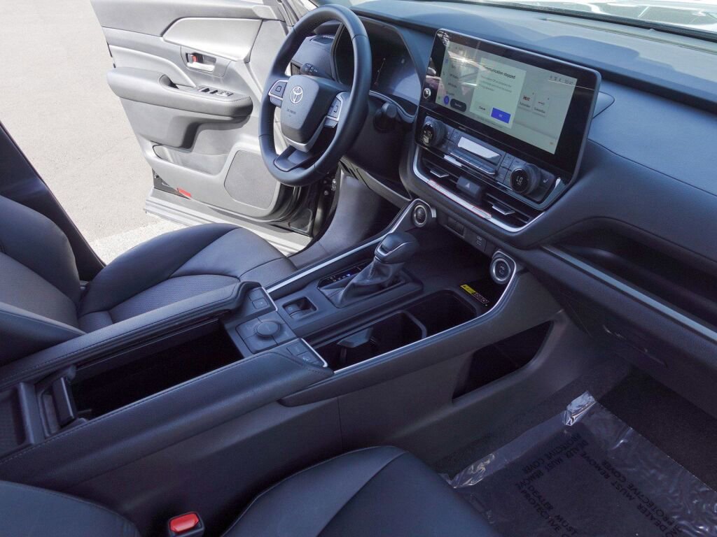Certified 2025 Toyota Grand Highlander AWD image 16