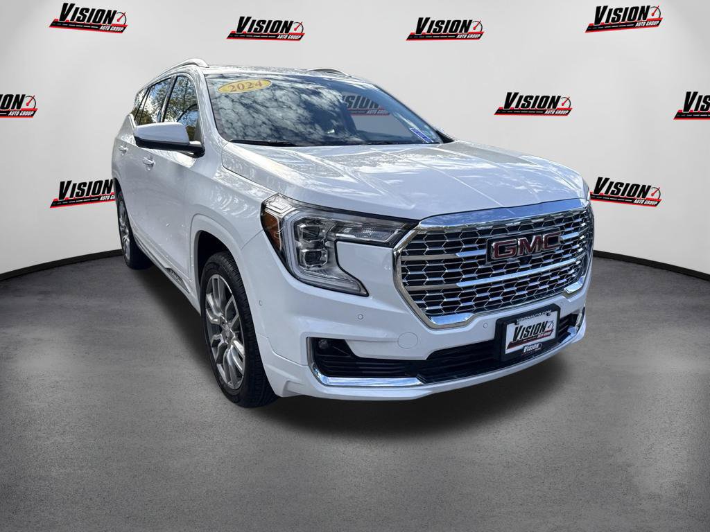 Used 2024 GMC Terrain Denali w/ Denali Premium Package AWD/4WD image 3
