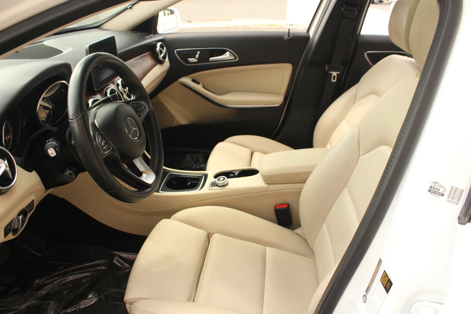 Used 2020 Mercedes-Benz GLA 250 4MATIC w/ Premium Package image 14