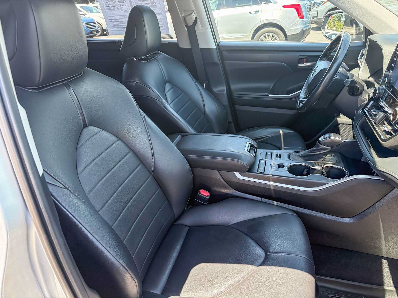 Used 2021 Toyota Highlander XLE AWD/4WD image 16