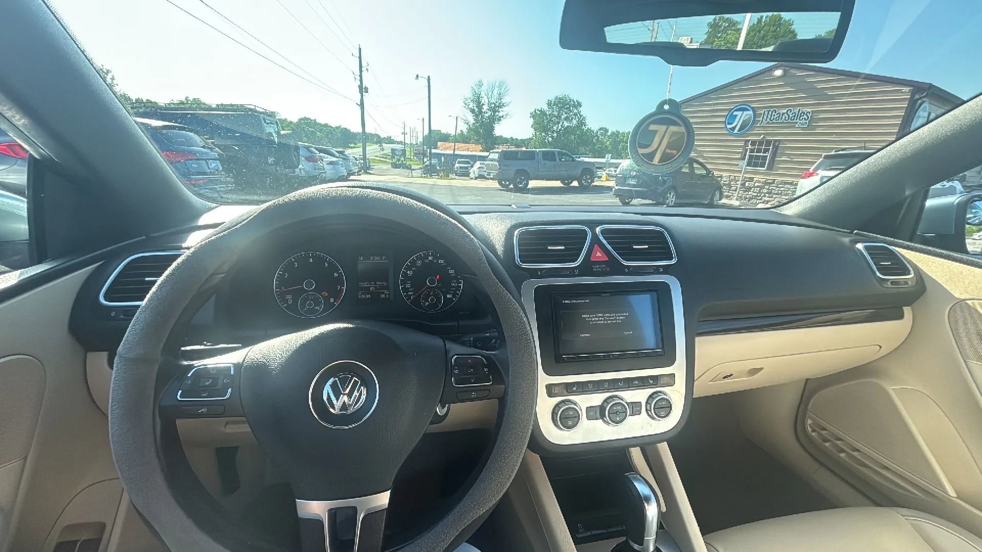 Used 2013 Volkswagen Eos Executive FWD image 2