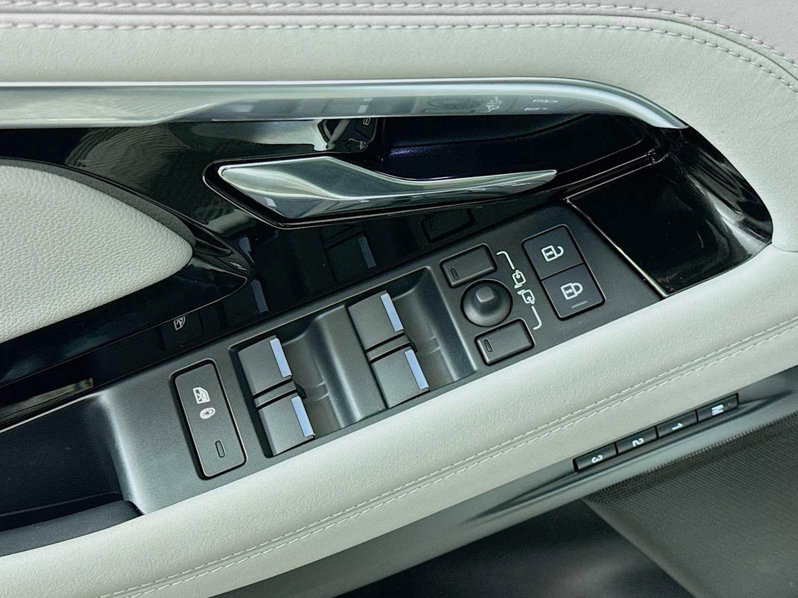 Used 2023 Land Rover Range Rover Evoque R-Dynamic SE image 19