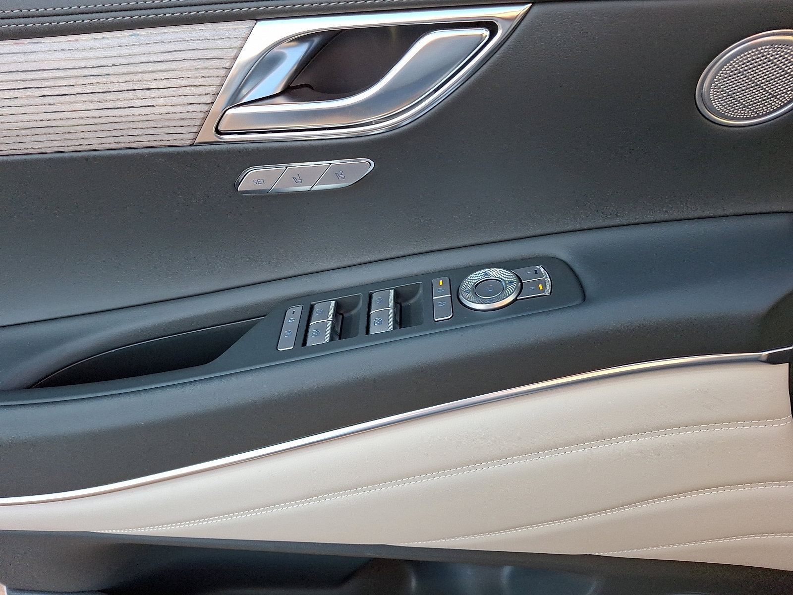 Certified 2025 Genesis GV80 2.5T Select image 13